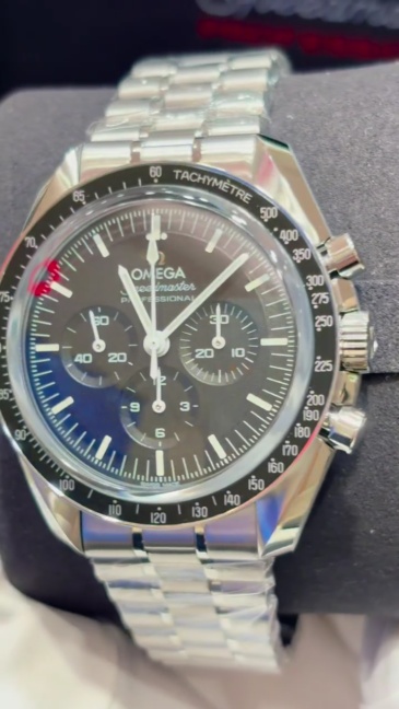 Omega Speedmaster Moon Landing Legend Edition con quadrante nero e bracciale in acciaio, cronografo professionale.