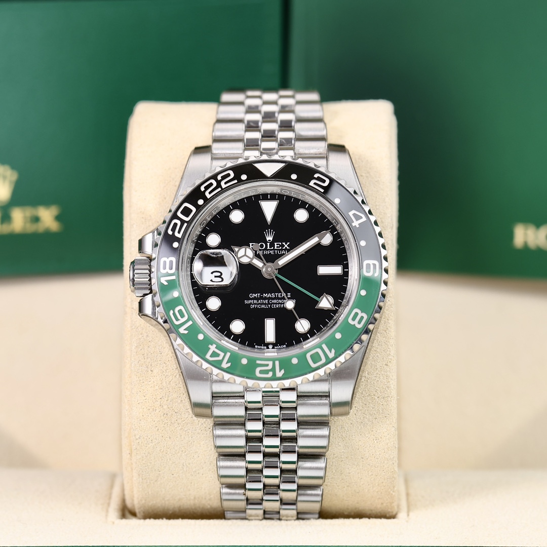 Rolex GMT-Master II con lunetta in ceramica nera e verde e bracciale a cinque maglie. Orologi popolari con doppio fuso orario