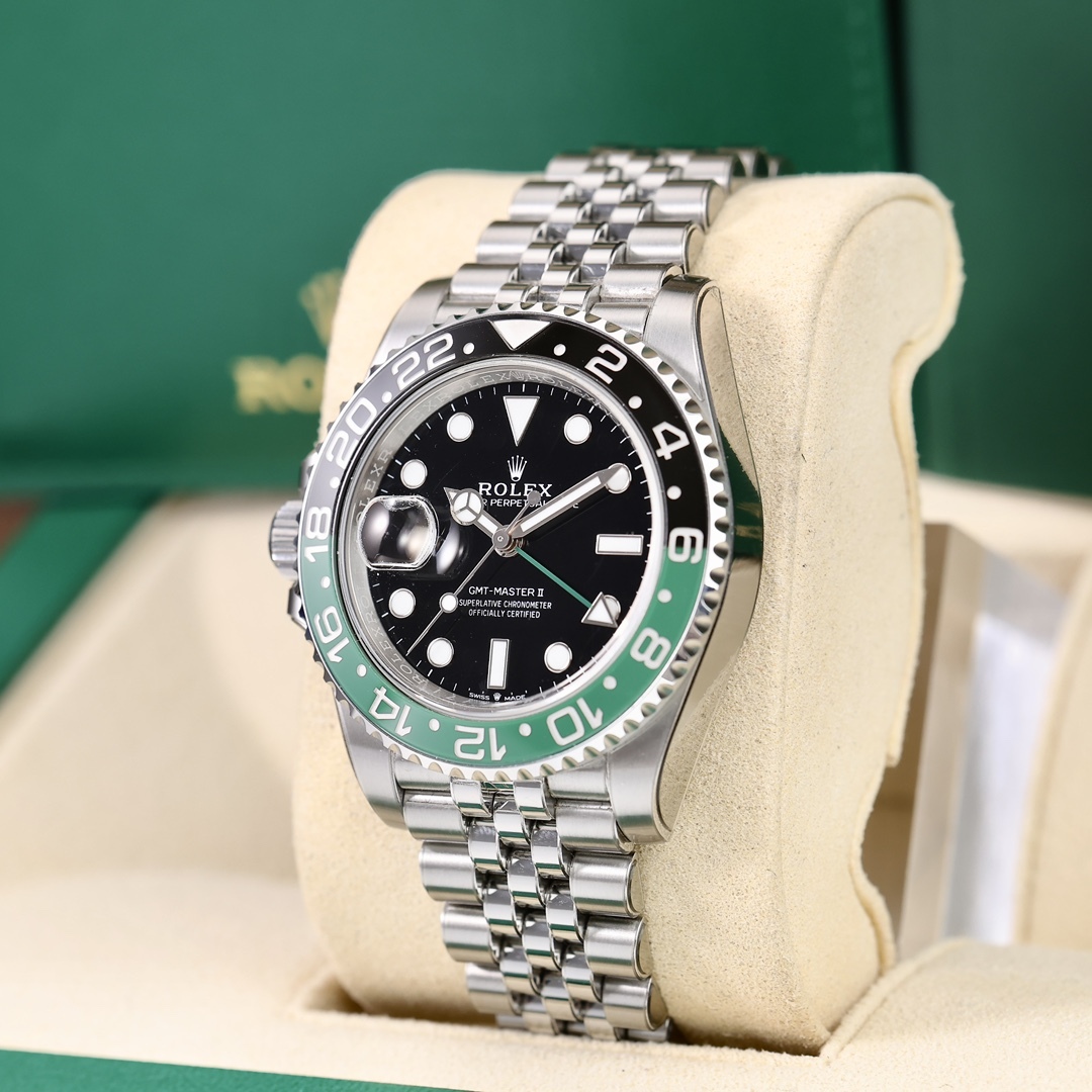 Rolex GMT-Master II con lunetta in ceramica nera e verde e bracciale a cinque maglie. Orologi popolari con doppio fuso orario