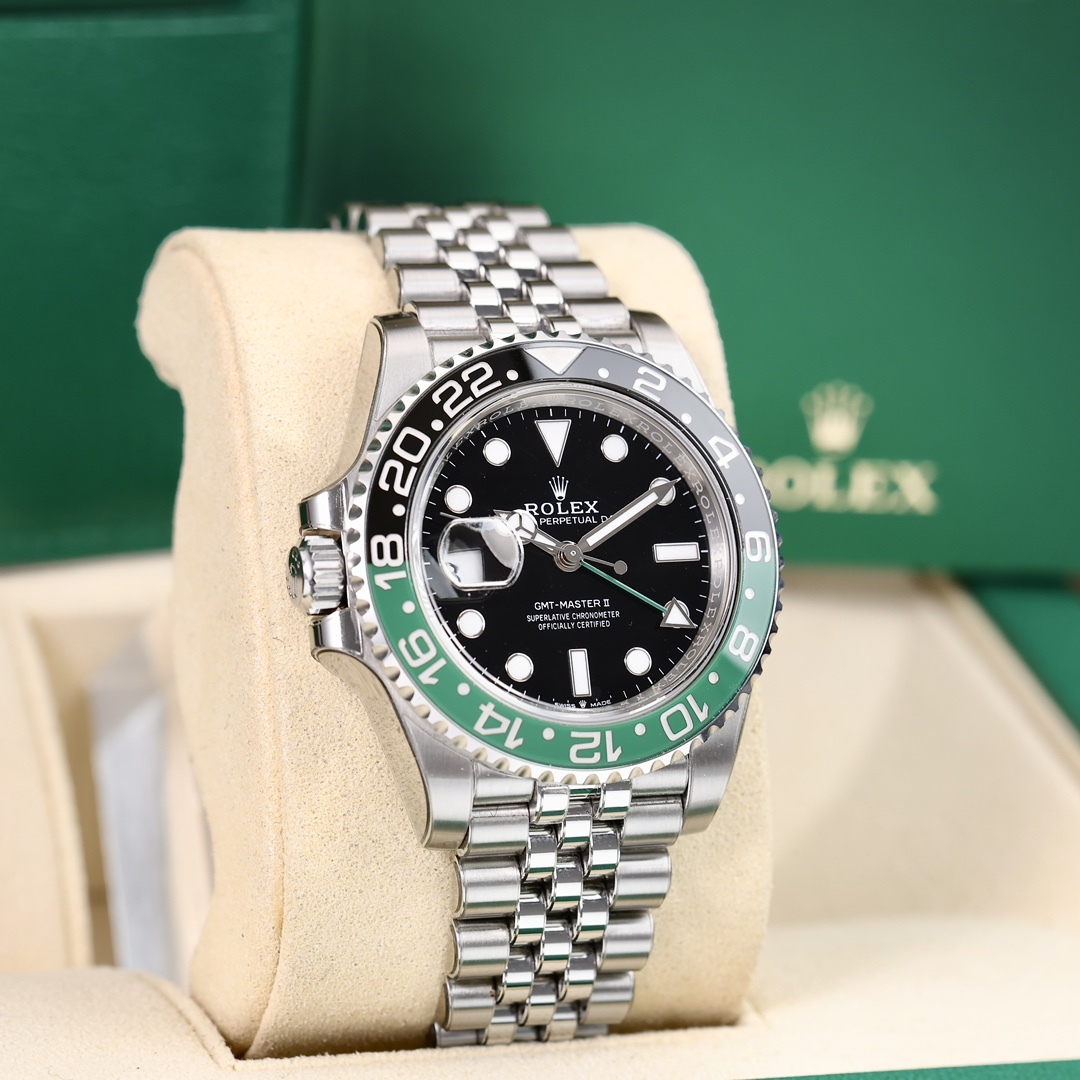 Rolex GMT-Master II con lunetta in ceramica nera e verde e bracciale a cinque maglie. Orologi popolari con doppio fuso orario