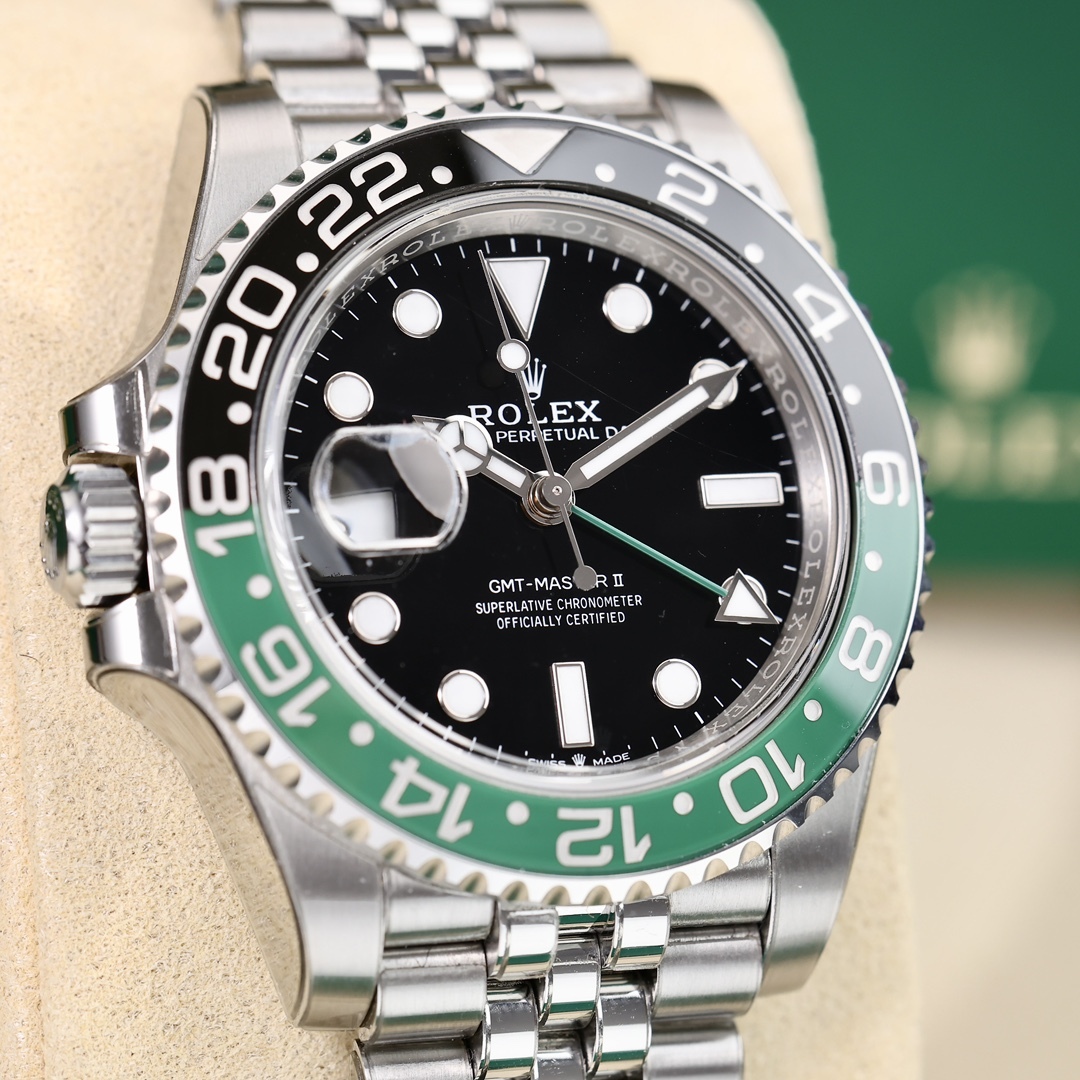 Rolex GMT-Master II con lunetta in ceramica nera e verde e bracciale a cinque maglie. Orologi popolari con doppio fuso orario