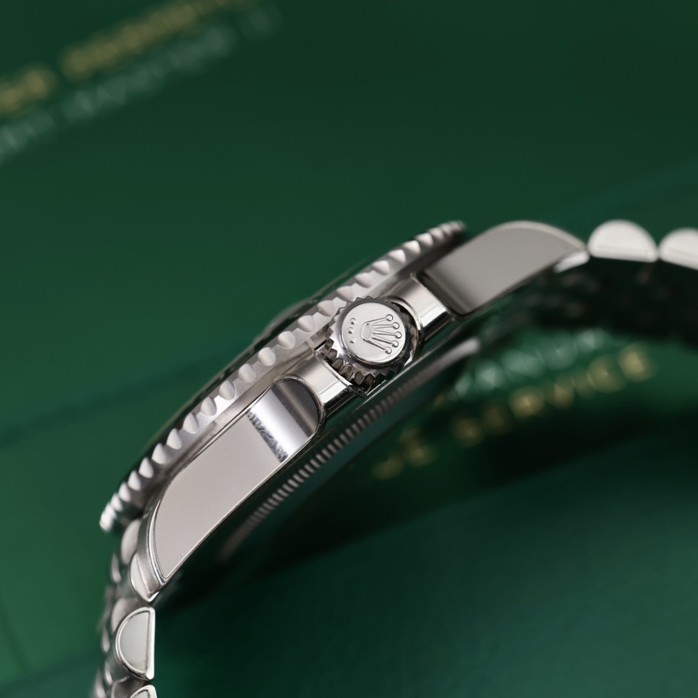 Rolex GMT-Master II con lunetta in ceramica nera e verde e bracciale a cinque maglie. Orologi popolari con doppio fuso orario