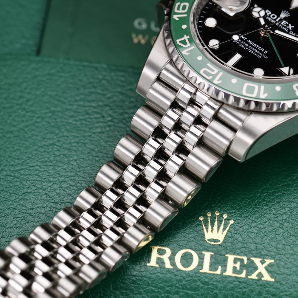 Rolex GMT-Master II con lunetta in ceramica nera e verde e bracciale a cinque maglie. Orologi popolari con doppio fuso orario