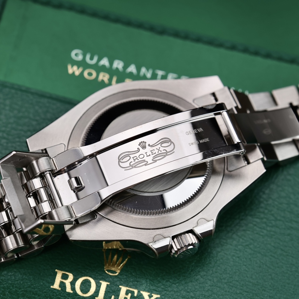 Rolex GMT-Master II con lunetta in ceramica nera e verde e bracciale a cinque maglie. Orologi popolari con doppio fuso orario