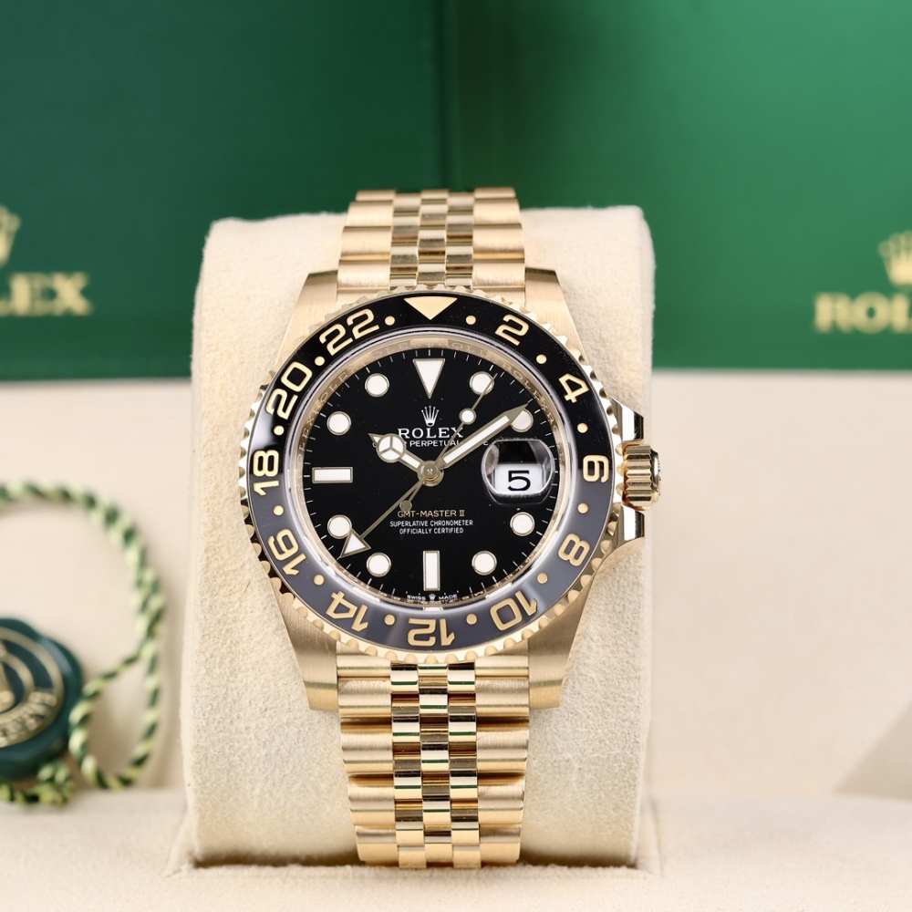 Rolex GMT modello interamente in oro: orologio meccanico di alta gamma da collezione con elevato valore residuo.