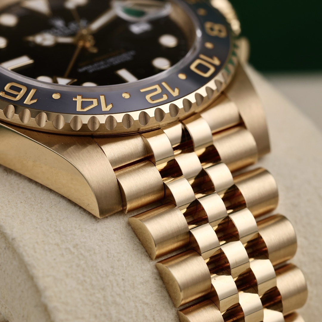 Rolex GMT modello interamente in oro: orologio meccanico di alta gamma da collezione con elevato valore residuo.