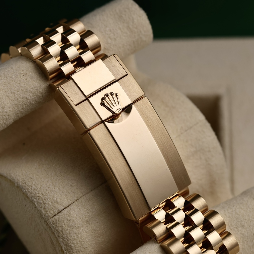 Rolex GMT modello interamente in oro: orologio meccanico di alta gamma da collezione con elevato valore residuo.