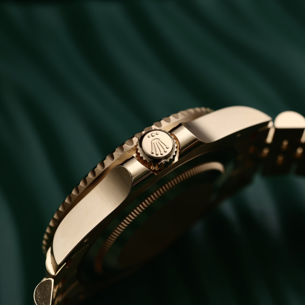 Rolex GMT modello interamente in oro: orologio meccanico di alta gamma da collezione con elevato valore residuo.