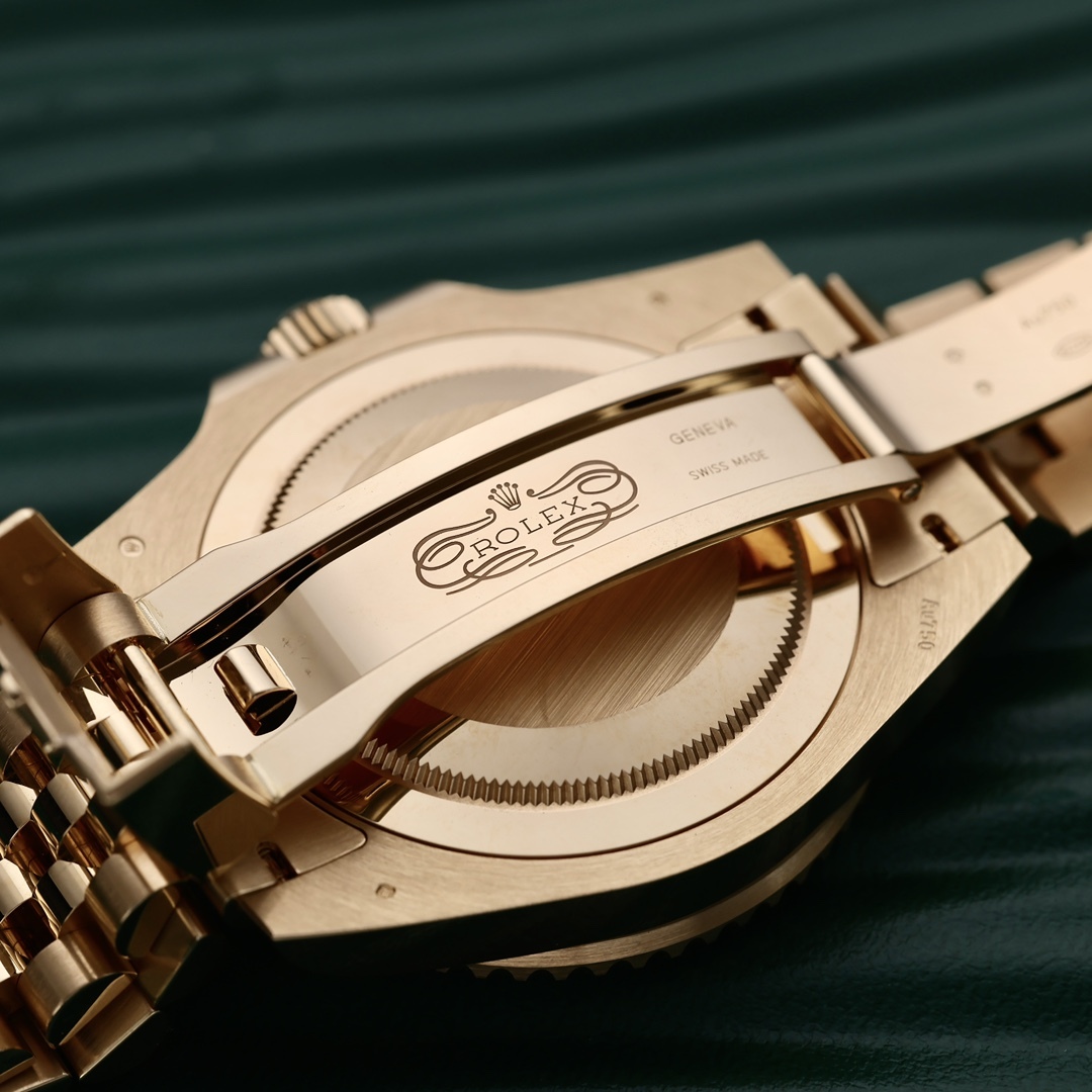 Rolex GMT modello interamente in oro: orologio meccanico di alta gamma da collezione con elevato valore residuo.