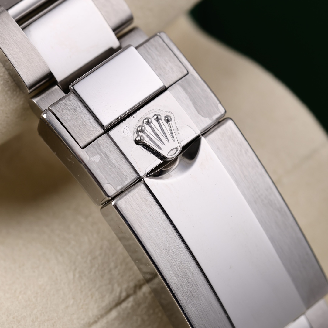 Orologio sportivo Rolex GMT-Master II con lunetta in ceramica nera/verde, lunetta Sprite, cassa in acciaio inossidabile 904L e doppio fuso orario.