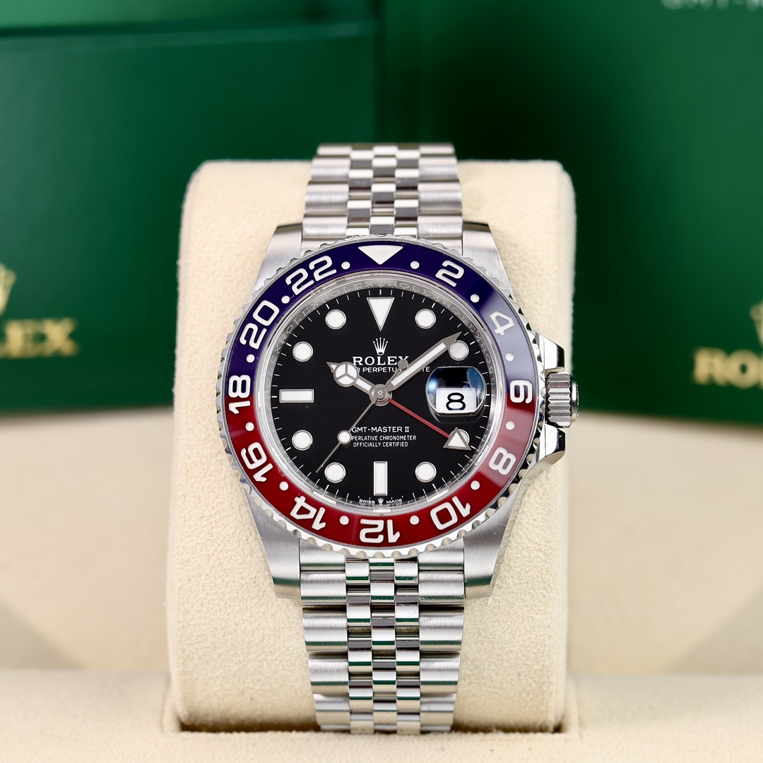 Il Rolex GMT-Master II con lunetta in ceramica rossa e blu e bracciale a cinque maglie è un popolare orologio sportivo con doppio fuso orario.