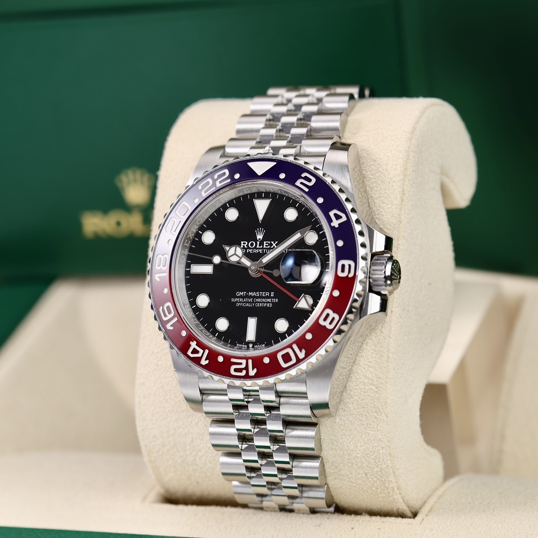 Il Rolex GMT-Master II con lunetta in ceramica rossa e blu e bracciale a cinque maglie è un popolare orologio sportivo con doppio fuso orario.