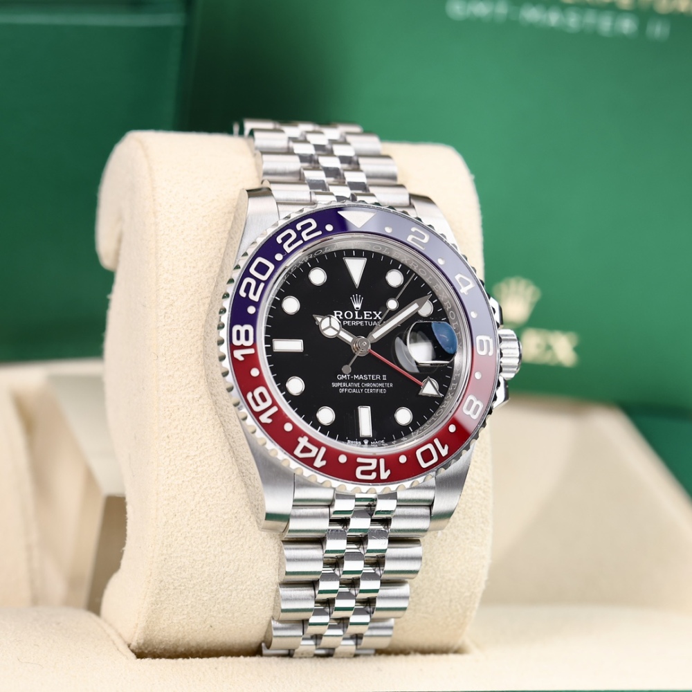 Il Rolex GMT-Master II con lunetta in ceramica rossa e blu e bracciale a cinque maglie è un popolare orologio sportivo con doppio fuso orario.