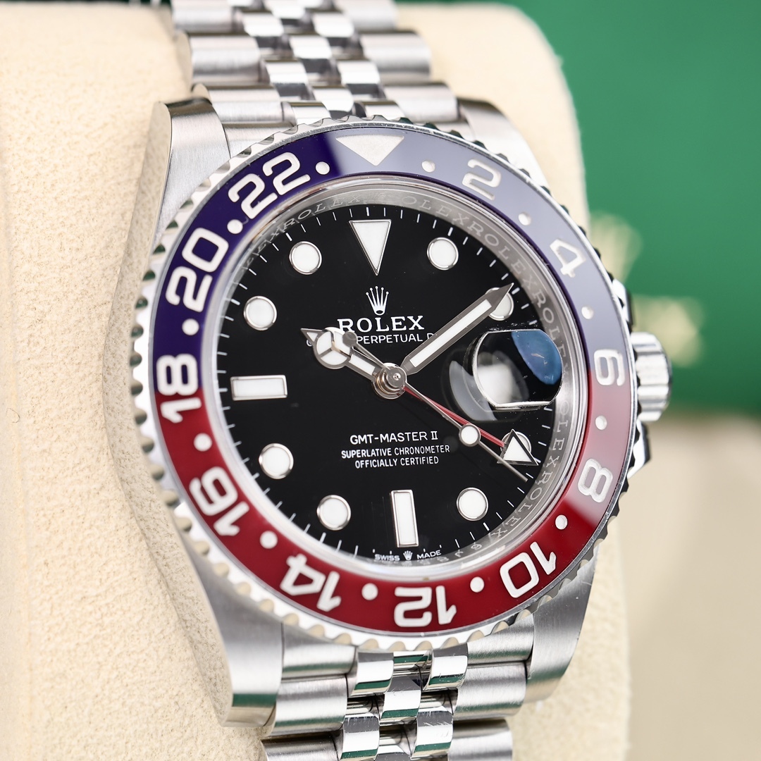 Il Rolex GMT-Master II con lunetta in ceramica rossa e blu e bracciale a cinque maglie è un popolare orologio sportivo con doppio fuso orario.