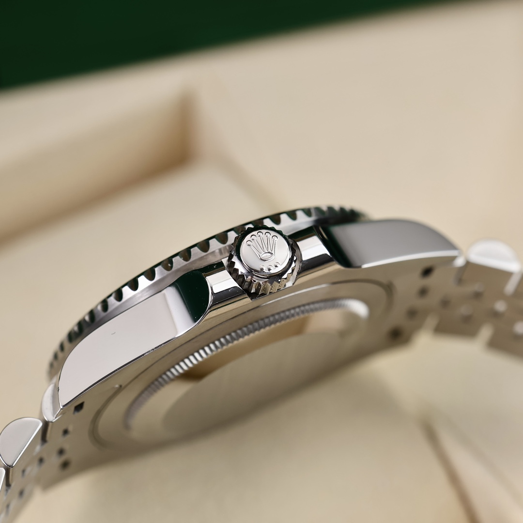 Il Rolex GMT-Master II con lunetta in ceramica rossa e blu e bracciale a cinque maglie è un popolare orologio sportivo con doppio fuso orario.