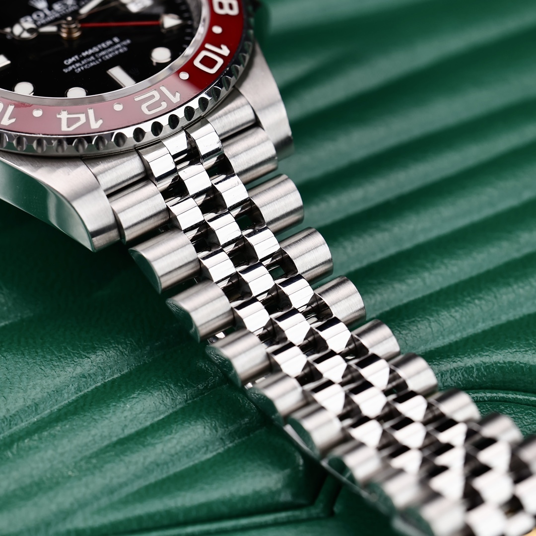 Il Rolex GMT-Master II con lunetta in ceramica rossa e blu e bracciale a cinque maglie è un popolare orologio sportivo con doppio fuso orario.