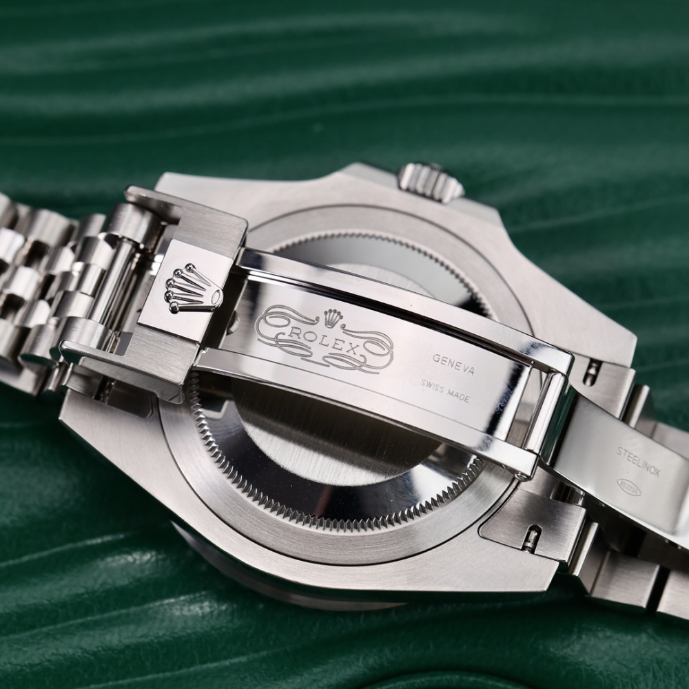 Il Rolex GMT-Master II con lunetta in ceramica rossa e blu e bracciale a cinque maglie è un popolare orologio sportivo con doppio fuso orario.