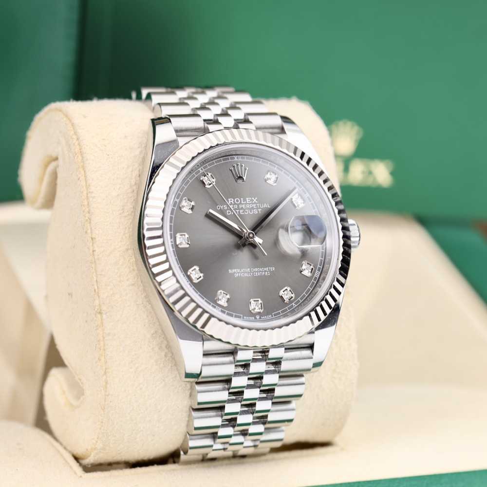 Orologio da uomo automatico Rolex Datejust da 41 mm con quadrante grigio, cassa in acciaio inossidabile con incisioni di diamanti e bracciale Jubilee.