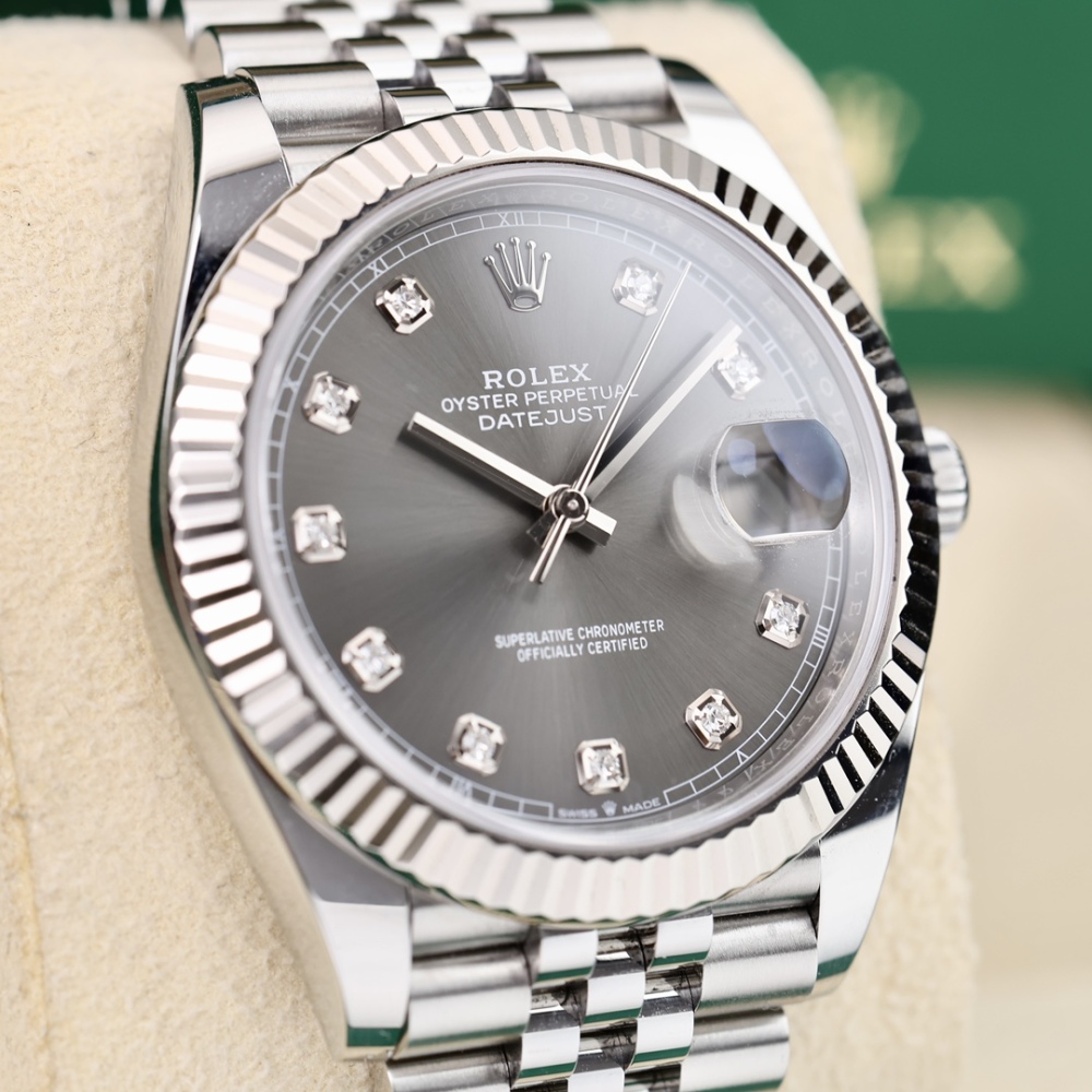 Orologio da uomo automatico Rolex Datejust da 41 mm con quadrante grigio, cassa in acciaio inossidabile con incisioni di diamanti e bracciale Jubilee.