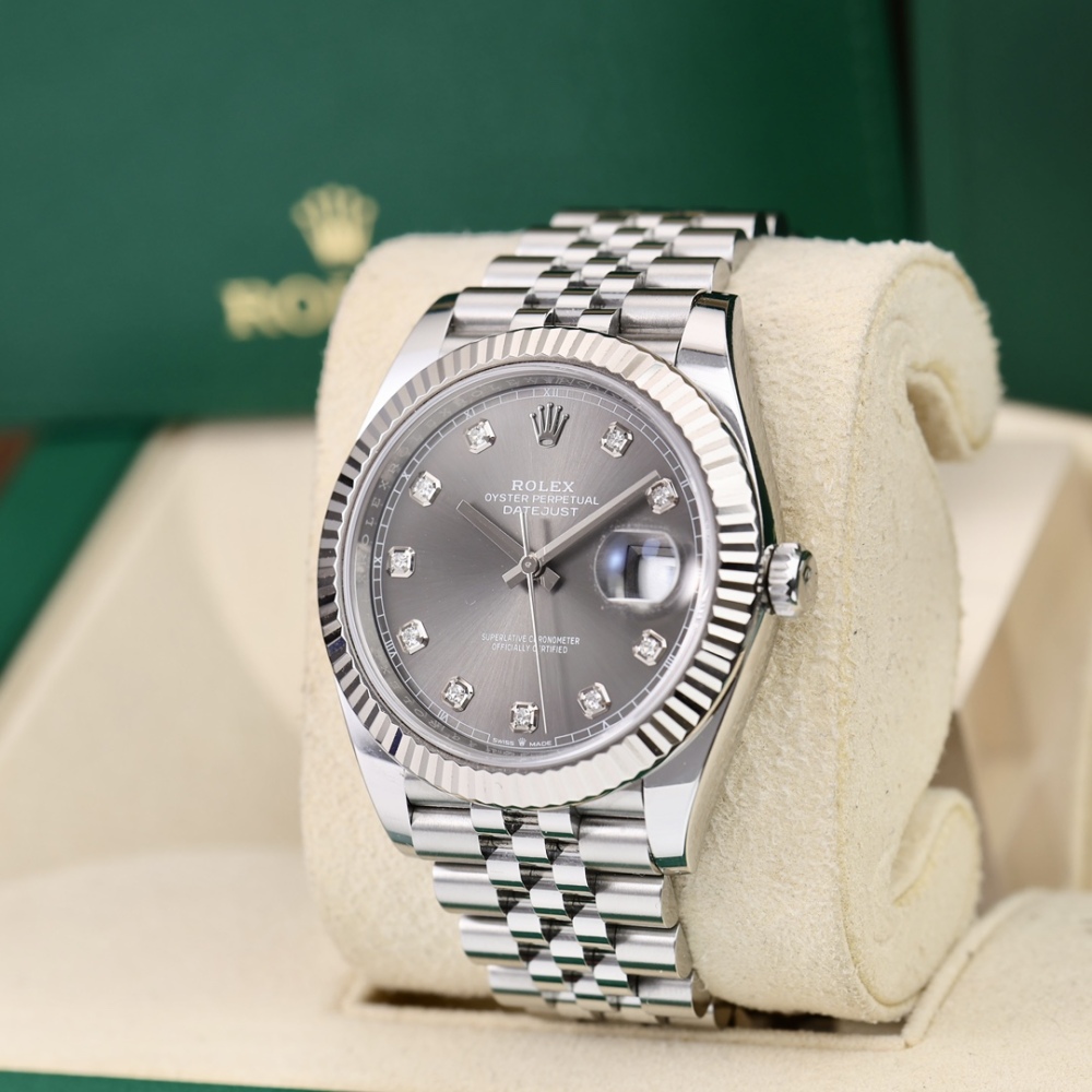 Orologio da uomo automatico Rolex Datejust da 41 mm con quadrante grigio, cassa in acciaio inossidabile con incisioni di diamanti e bracciale Jubilee.