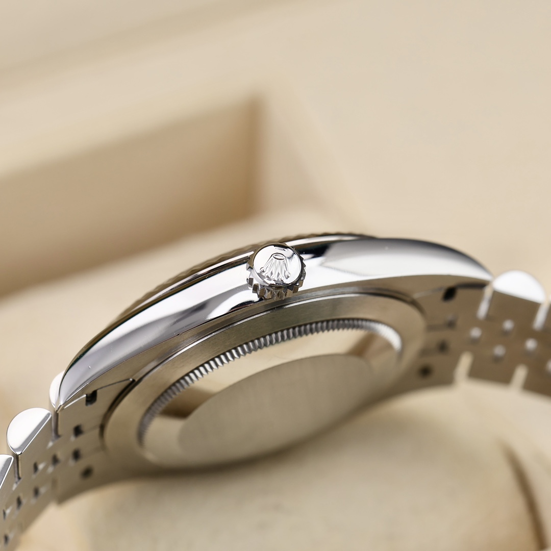 Orologio da uomo automatico Rolex Datejust da 41 mm con quadrante grigio, cassa in acciaio inossidabile con incisioni di diamanti e bracciale Jubilee.