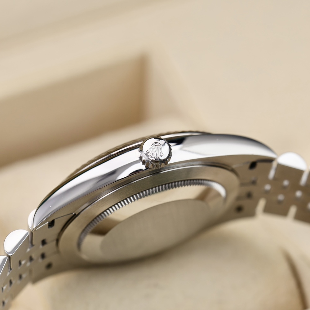 Orologio da uomo automatico Rolex Datejust da 41 mm con quadrante grigio, cassa in acciaio inossidabile con incisioni di diamanti e bracciale Jubilee.