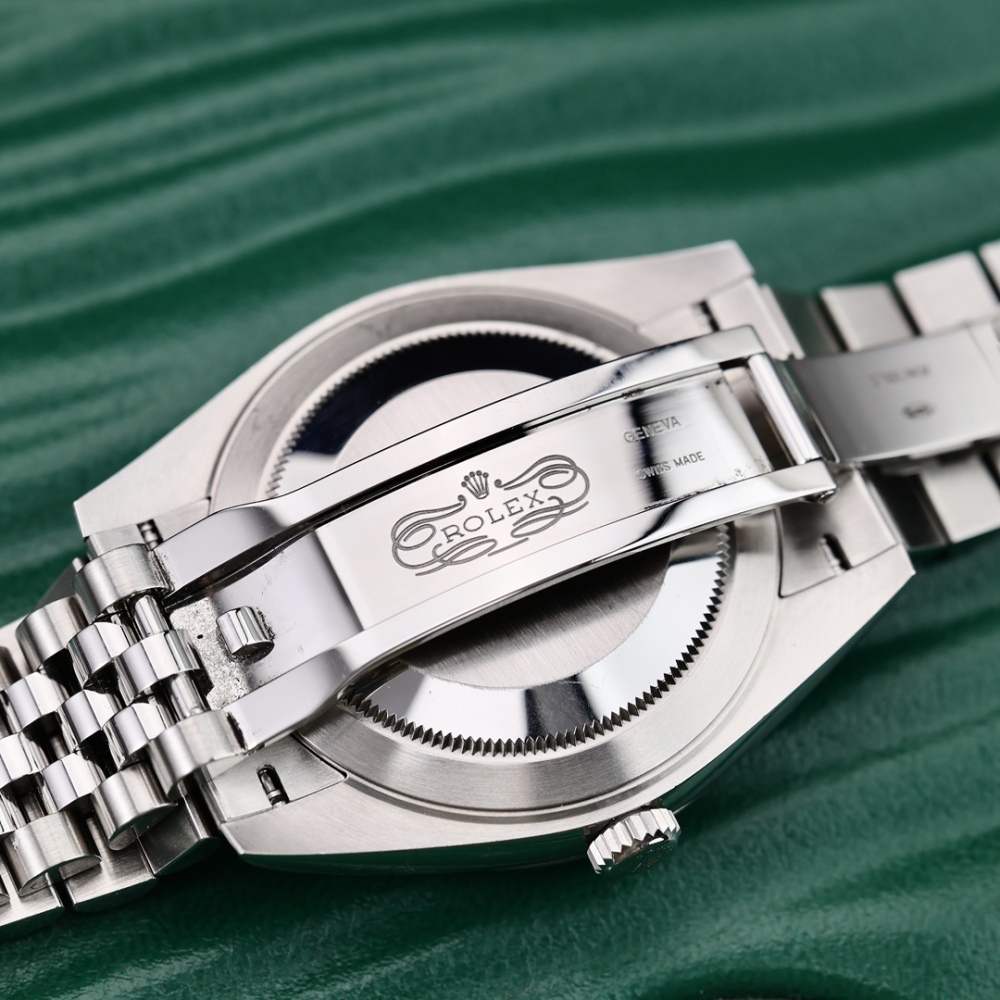 Orologio da uomo automatico Rolex Datejust da 41 mm con quadrante grigio, cassa in acciaio inossidabile con incisioni di diamanti e bracciale Jubilee.
