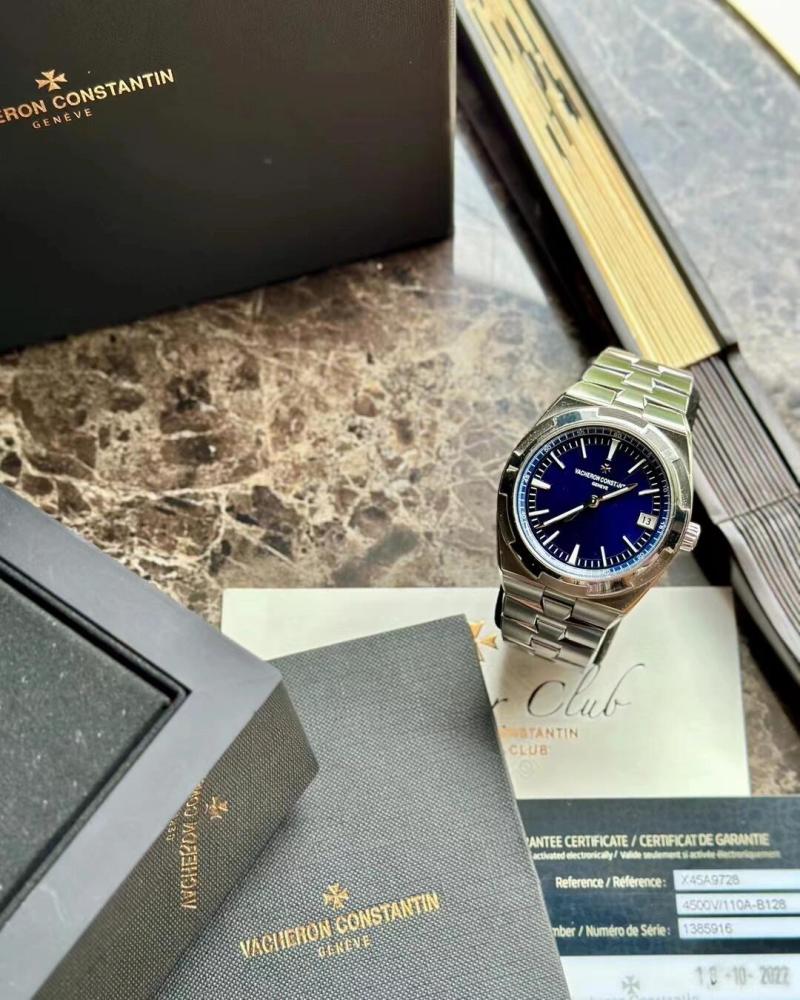 Orologio sportivo di lusso Vacheron Constantin Overseas Classic con quadrante blu e cassa in acciaio.