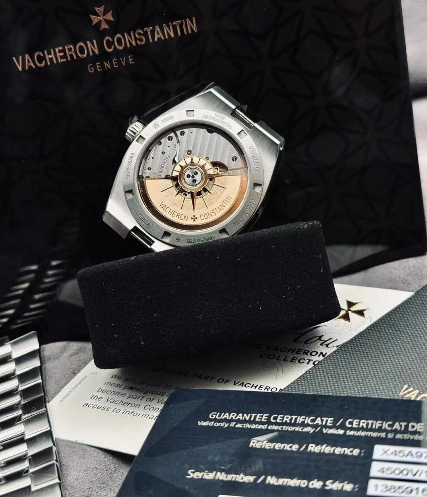 Orologio sportivo di lusso Vacheron Constantin Overseas Classic con quadrante blu e cassa in acciaio.