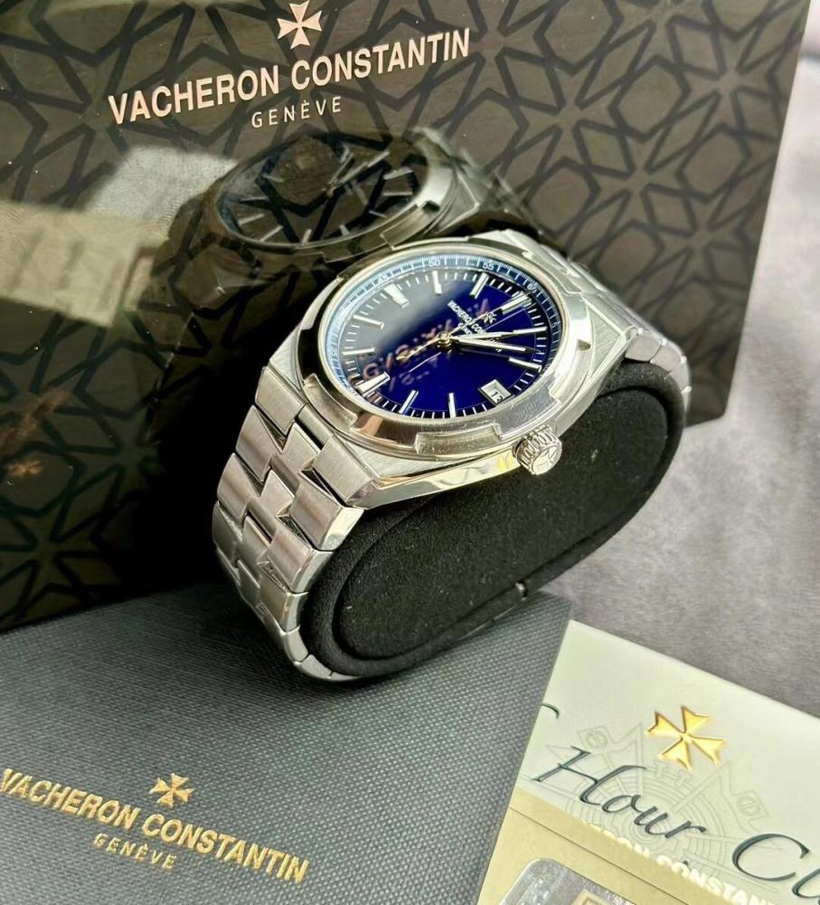 Orologio sportivo di lusso Vacheron Constantin Overseas Classic con quadrante blu e cassa in acciaio.
