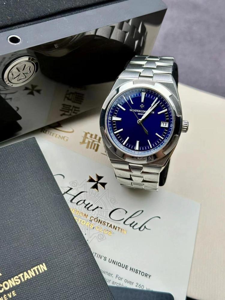 Orologio sportivo di lusso Vacheron Constantin Overseas Classic con quadrante blu e cassa in acciaio.