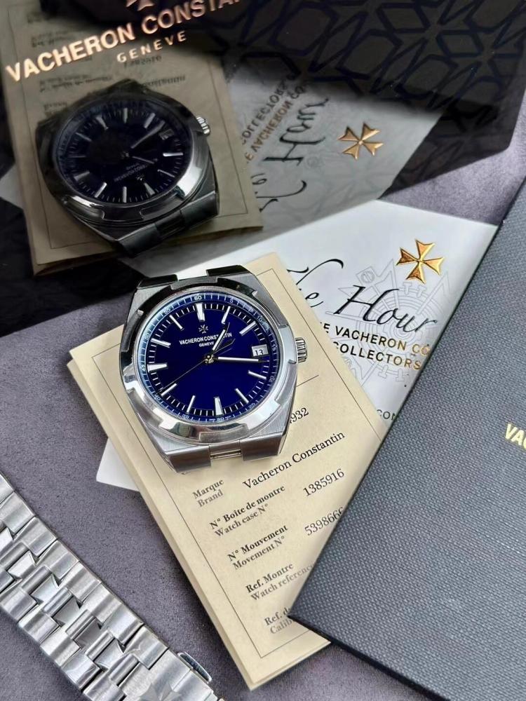 Orologio sportivo di lusso Vacheron Constantin Overseas Classic con quadrante blu e cassa in acciaio.