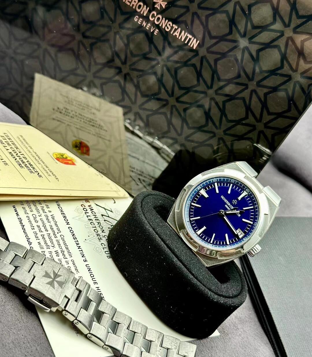 Orologio sportivo di lusso Vacheron Constantin Overseas Classic con quadrante blu e cassa in acciaio.