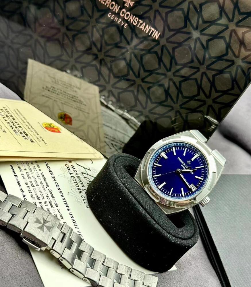 Orologio sportivo di lusso Vacheron Constantin Overseas Classic con quadrante blu e cassa in acciaio.