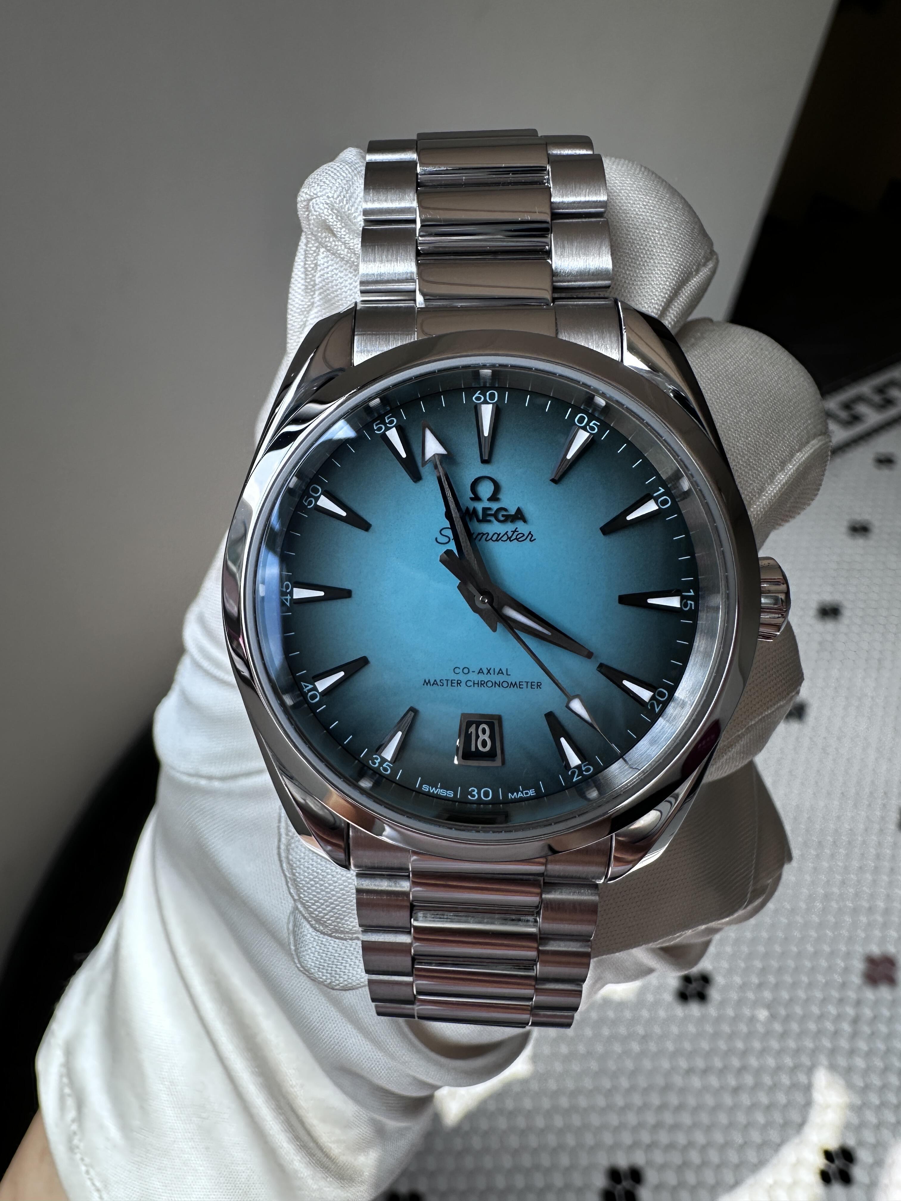 Orologio Omega Seamaster 150M con quadrante blu ghiaccio effetto teak e bracciale in acciaio inossidabile, ideale per occasioni formali e informali.