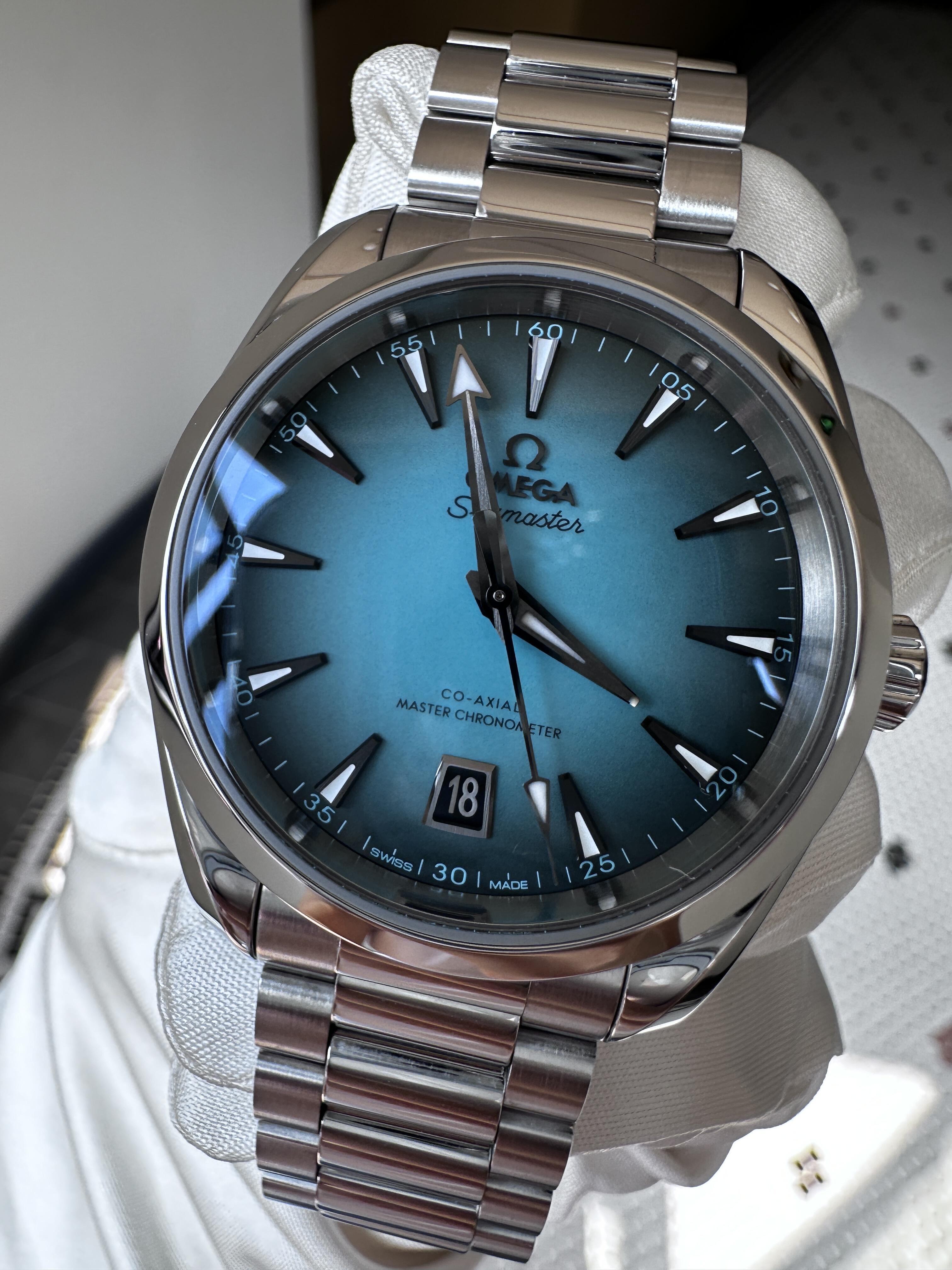 Orologio Omega Seamaster 150M con quadrante blu ghiaccio effetto teak e bracciale in acciaio inossidabile, ideale per occasioni formali e informali.