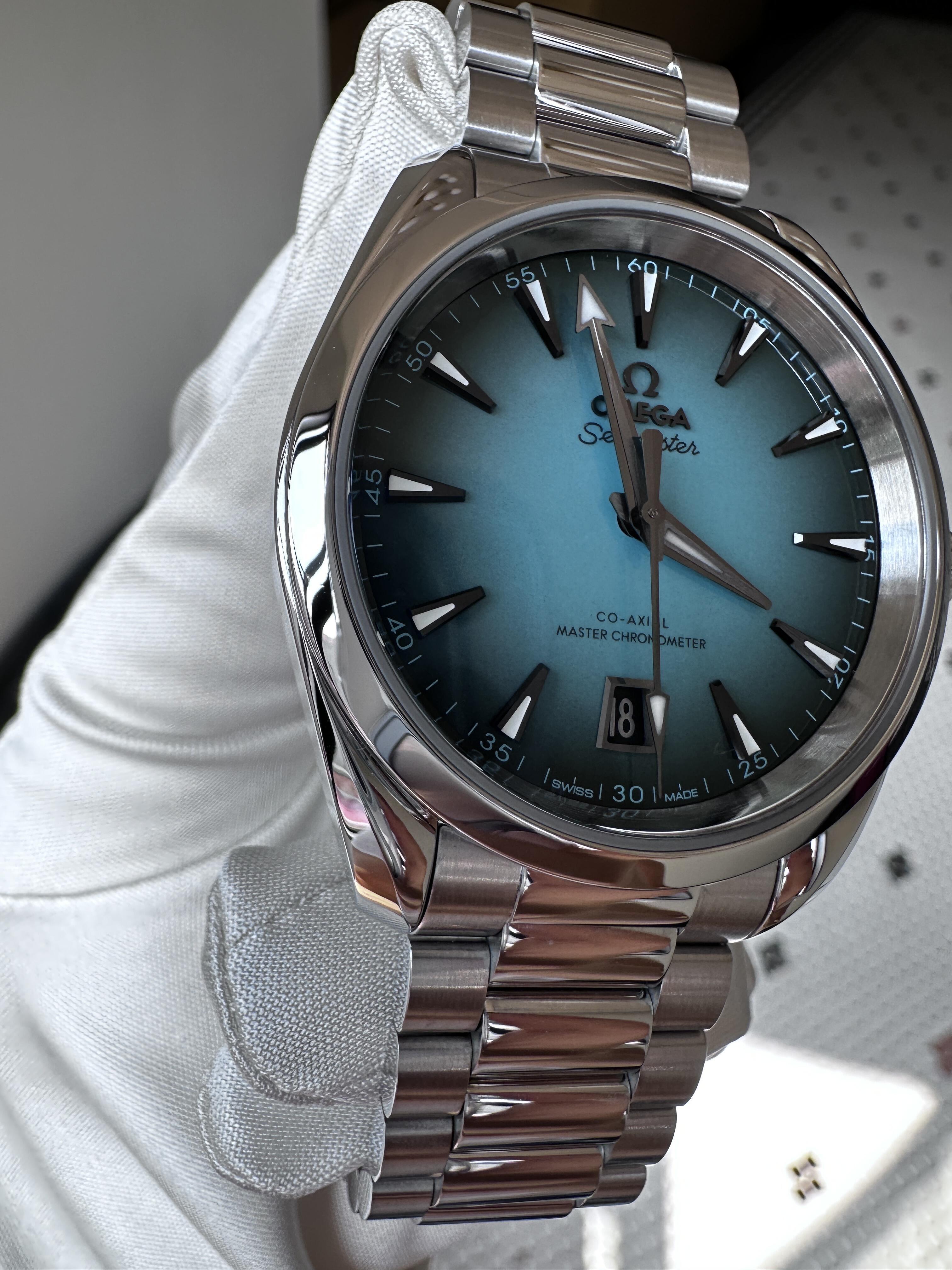 Orologio Omega Seamaster 150M con quadrante blu ghiaccio effetto teak e bracciale in acciaio inossidabile, ideale per occasioni formali e informali.