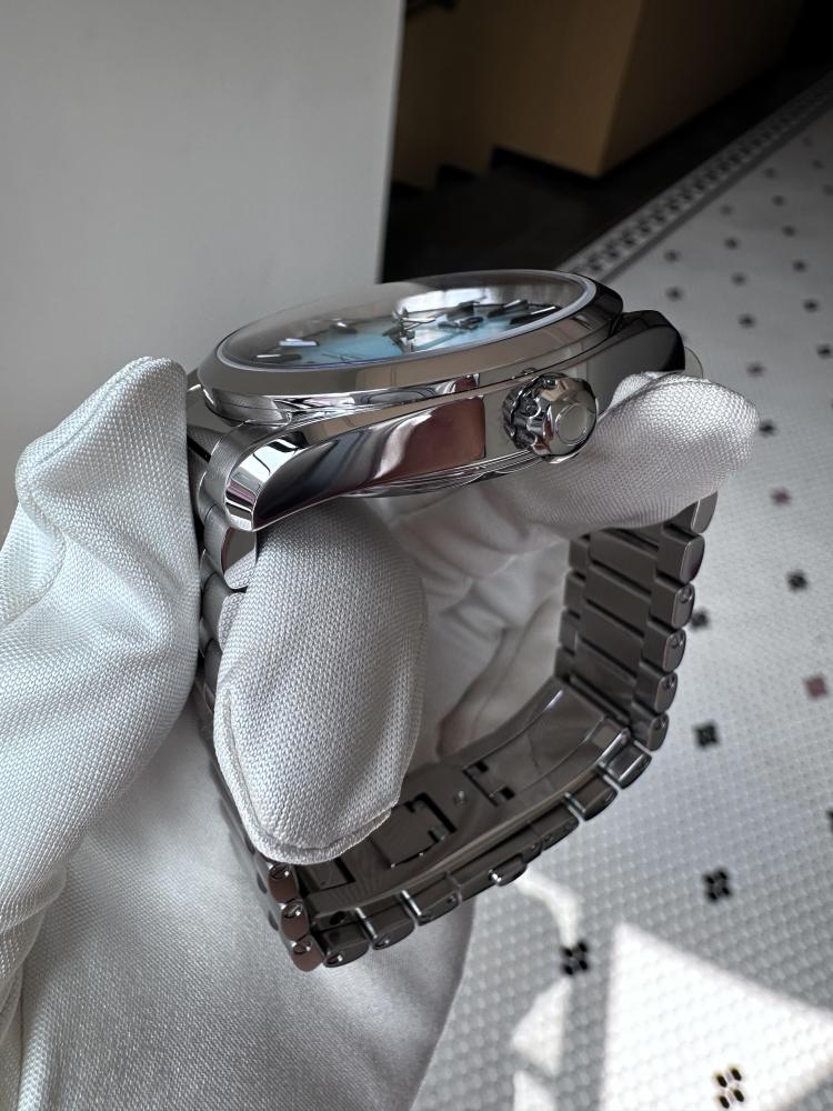 Orologio Omega Seamaster 150M con quadrante blu ghiaccio effetto teak e bracciale in acciaio inossidabile, ideale per occasioni formali e informali.