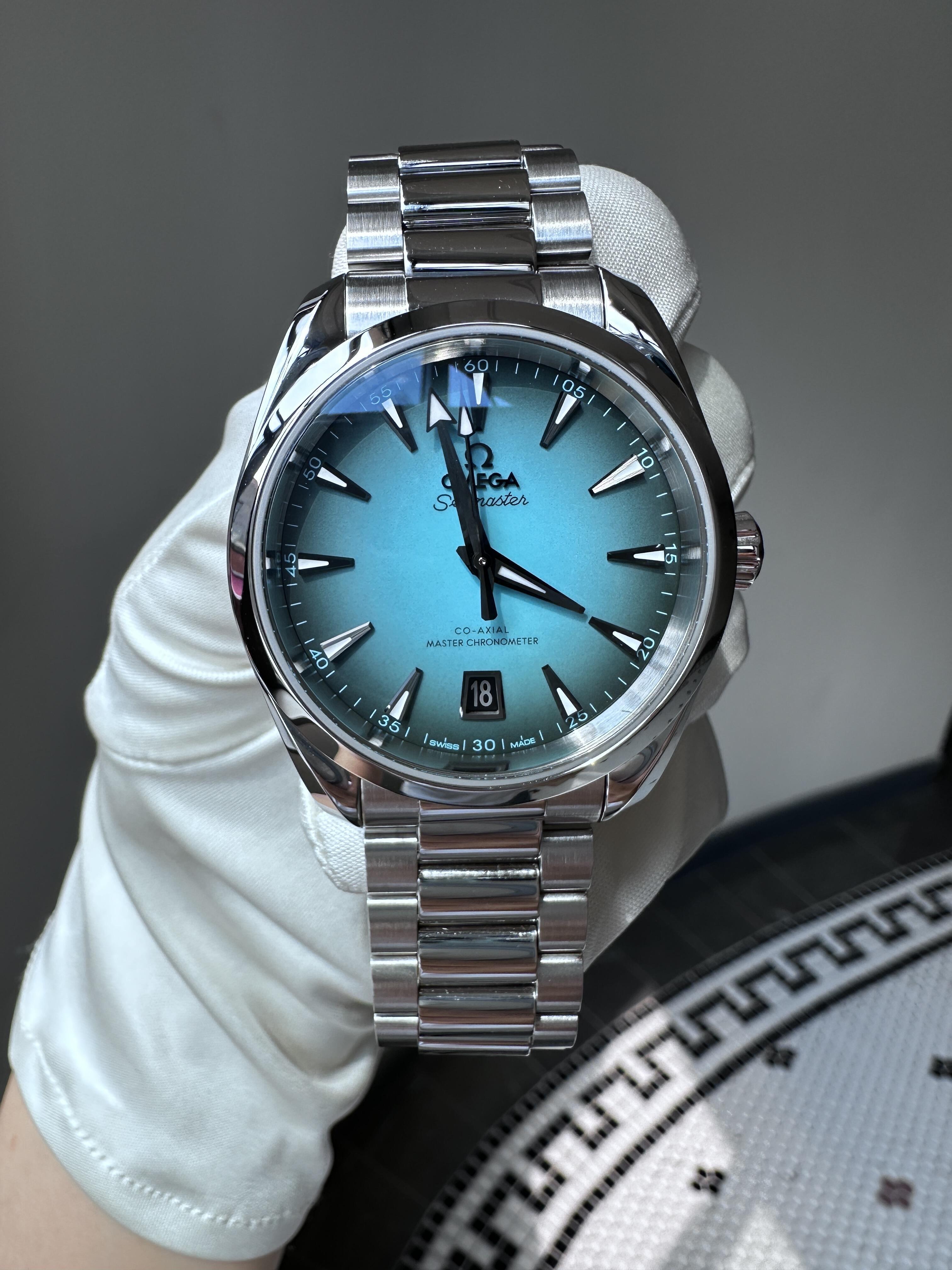 Orologio Omega Seamaster 150M con quadrante blu ghiaccio effetto teak e bracciale in acciaio inossidabile, ideale per occasioni formali e informali.