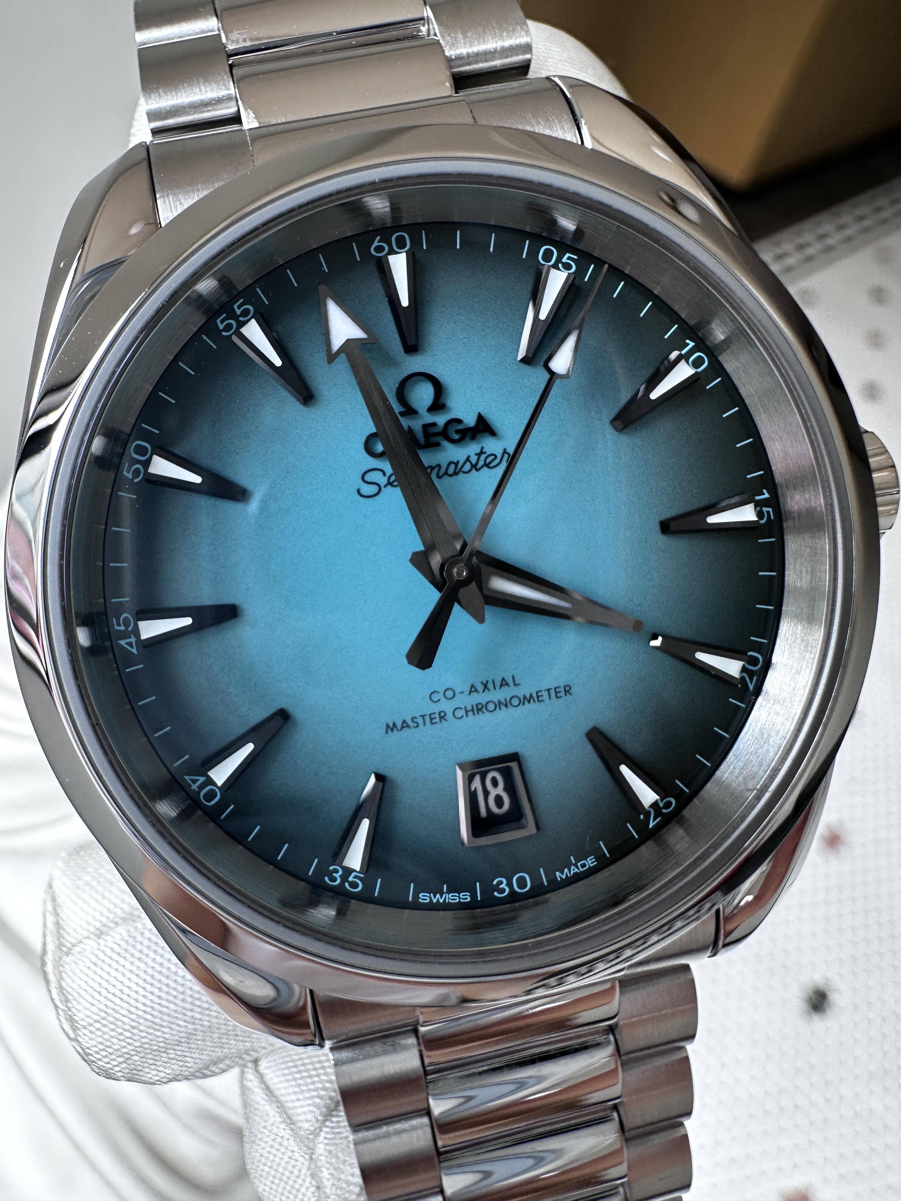 Orologio Omega Seamaster 150M con quadrante blu ghiaccio effetto teak e bracciale in acciaio inossidabile, ideale per occasioni formali e informali.