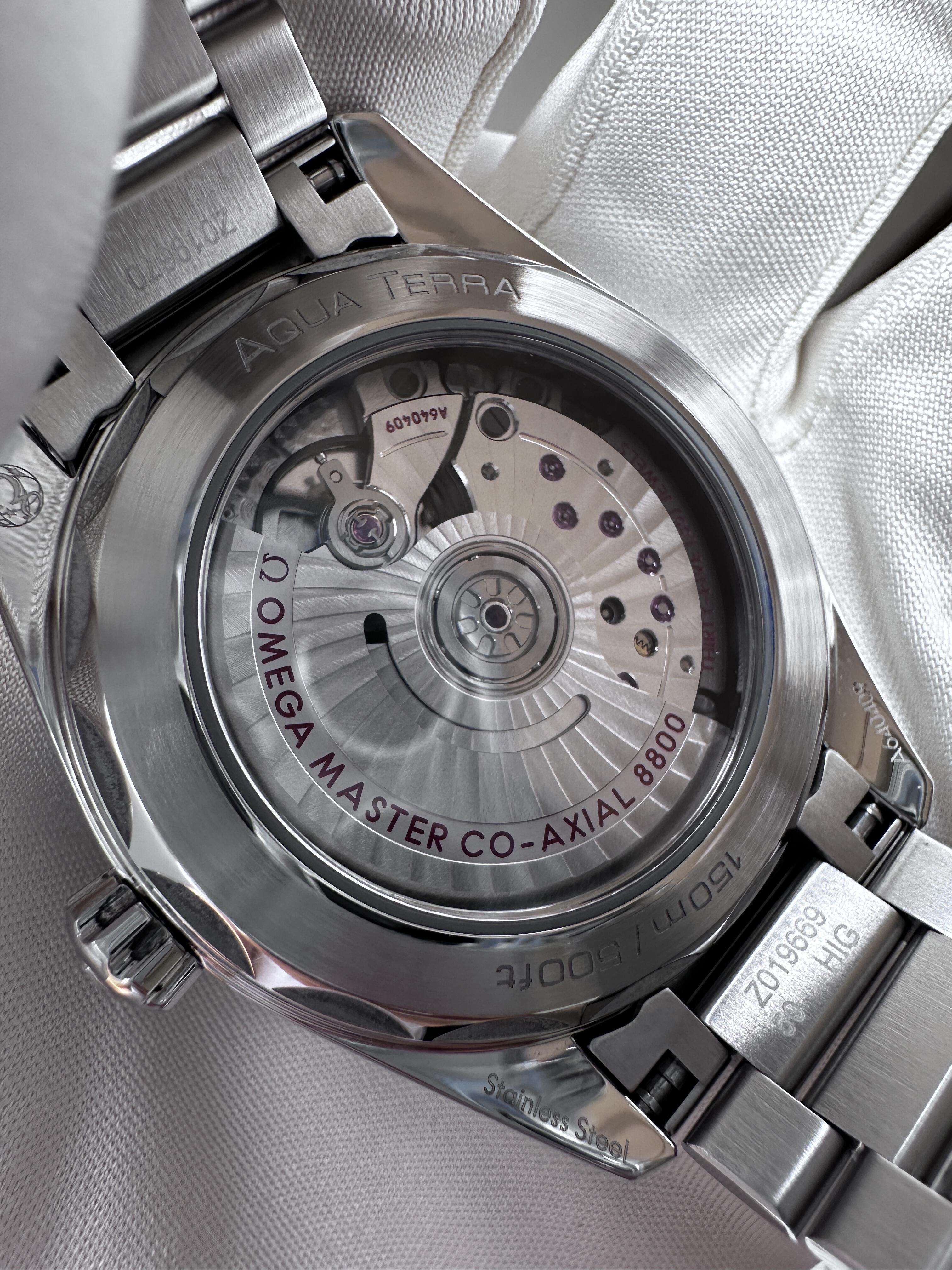 Orologio Omega Seamaster 150M con quadrante blu ghiaccio effetto teak e bracciale in acciaio inossidabile, ideale per occasioni formali e informali.