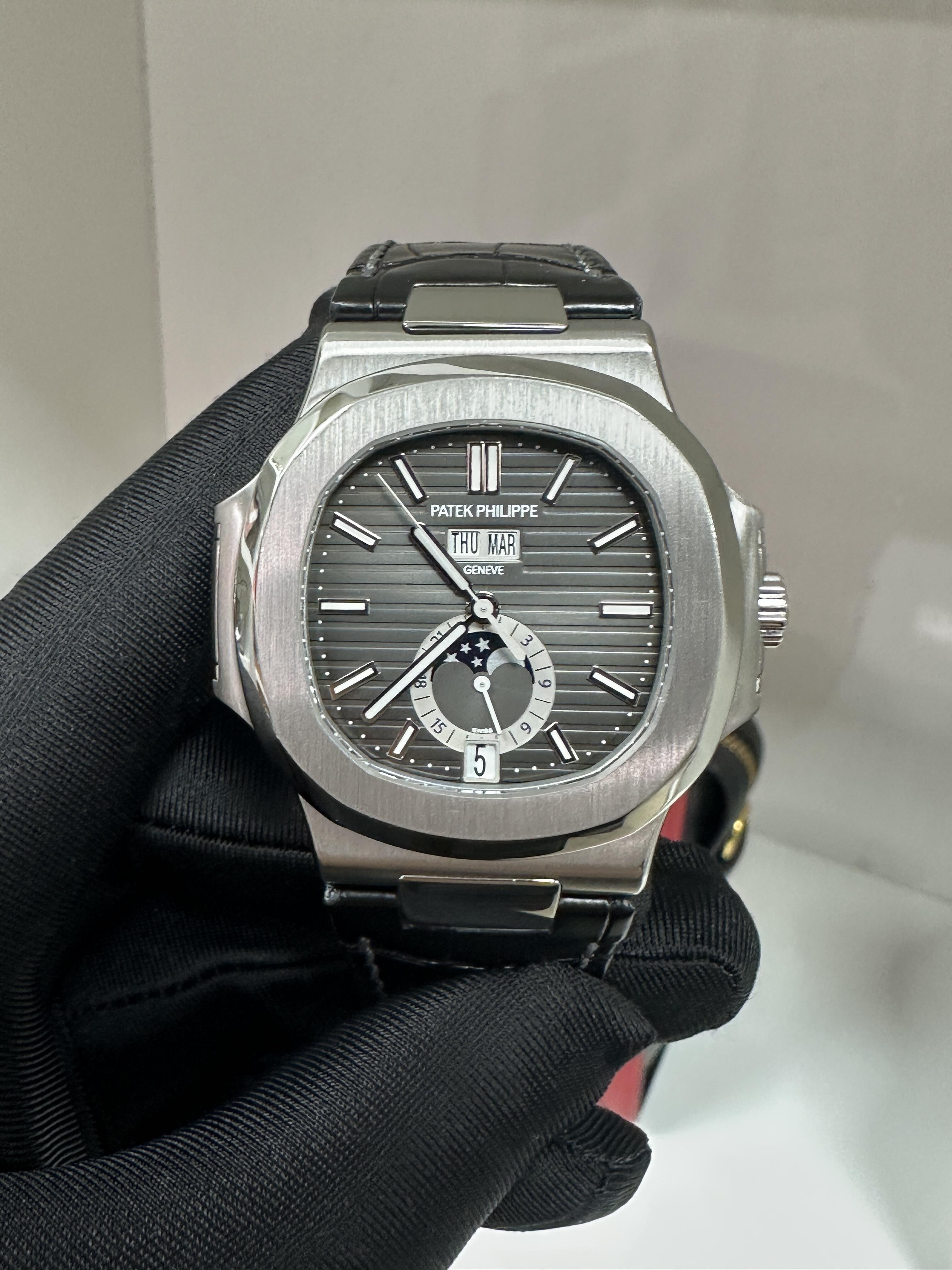 Orologio sportivo di lusso Patek Philippe Nautilus 5726 con quadrante in oro bianco, fasi lunari e calendario annuale.