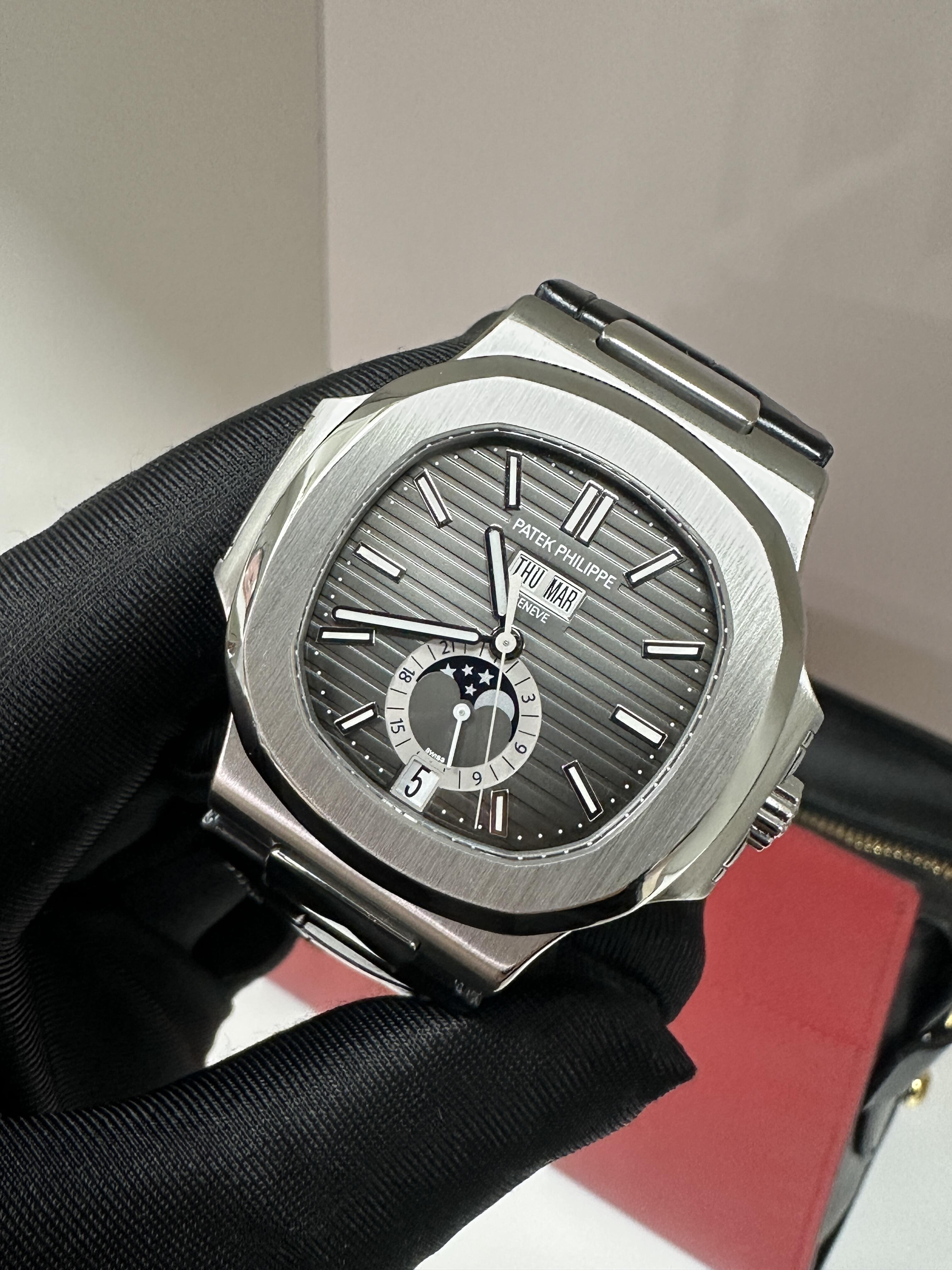 Orologio sportivo di lusso Patek Philippe Nautilus 5726 con quadrante in oro bianco, fasi lunari e calendario annuale.