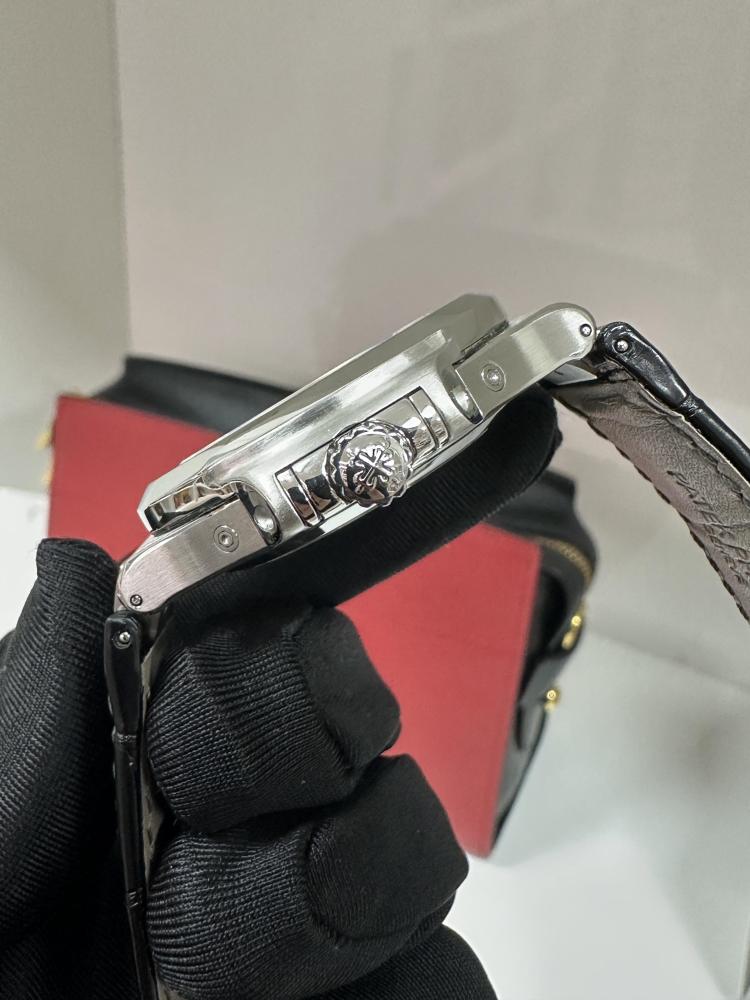 Orologio sportivo di lusso Patek Philippe Nautilus 5726 con quadrante in oro bianco, fasi lunari e calendario annuale.