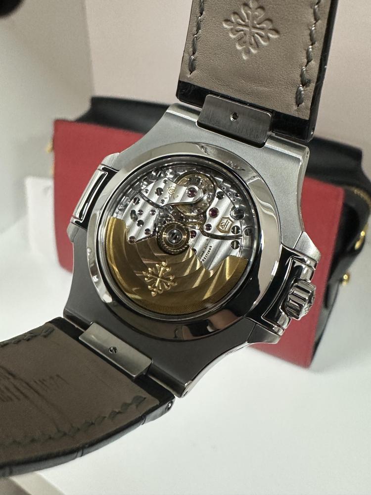 Orologio sportivo di lusso Patek Philippe Nautilus 5726 con quadrante in oro bianco, fasi lunari e calendario annuale.