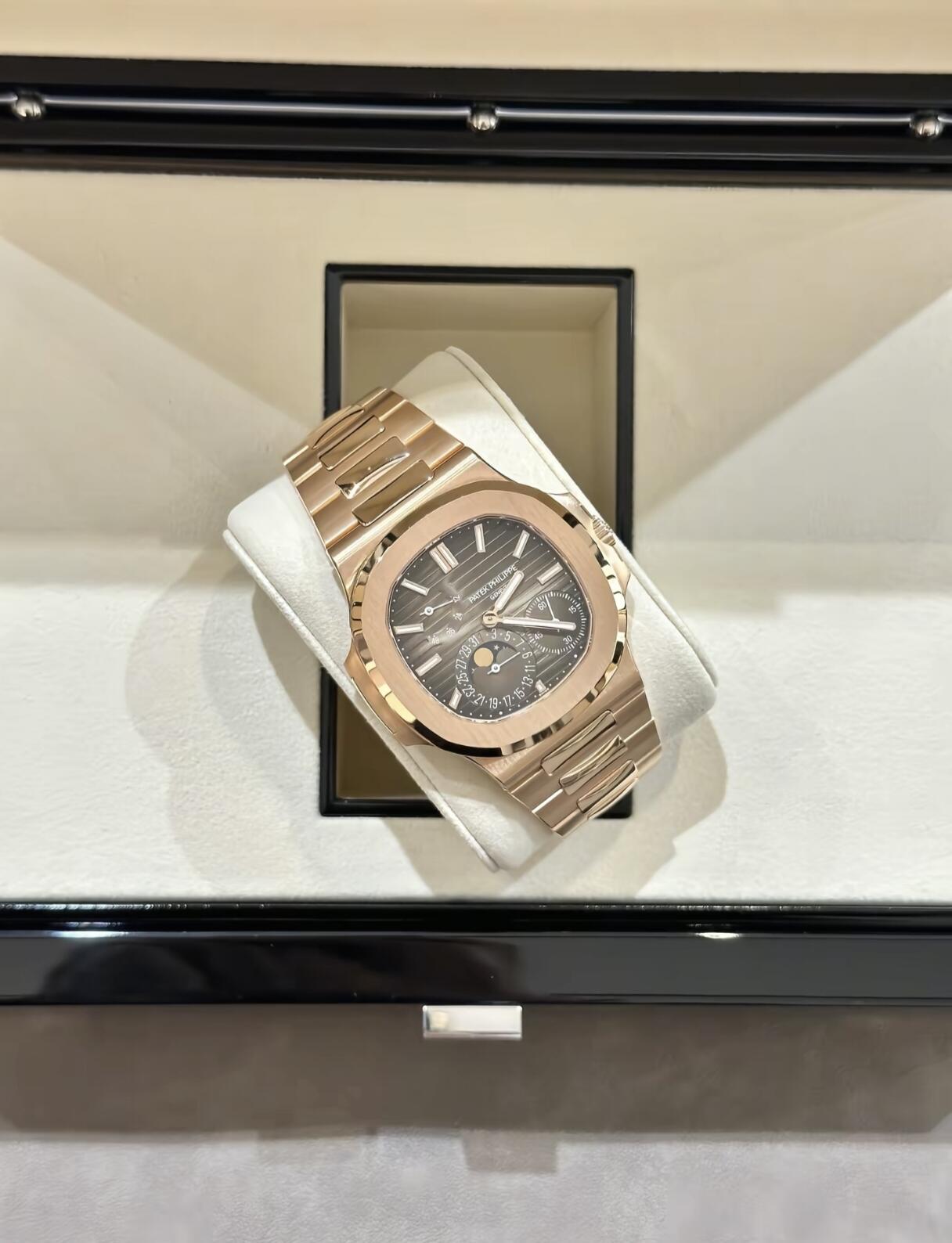 Orologio da uomo Patek Philippe Nautilus 5712 in oro rosa con quadrante marrone, fasi lunari e riserva di carica, movimento automatico meccanico complicato