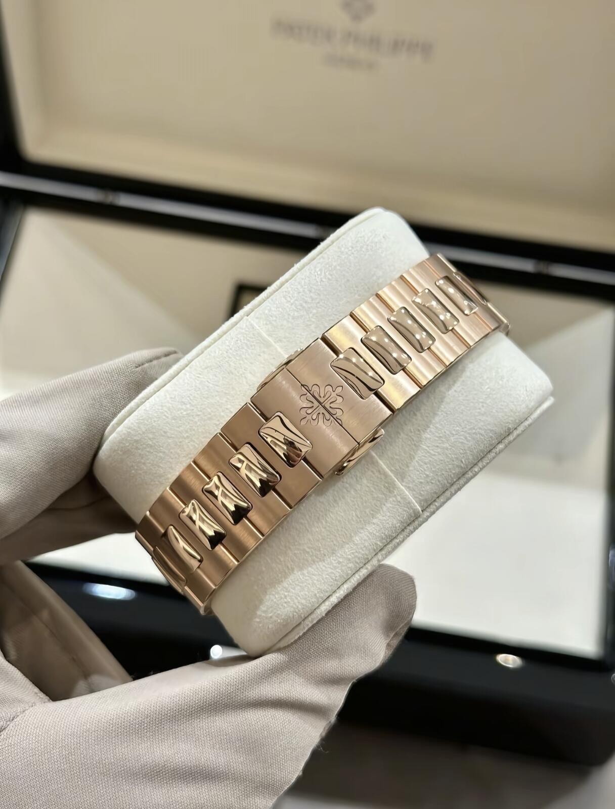 Orologio da uomo Patek Philippe Nautilus 5712 in oro rosa con quadrante marrone, fasi lunari e riserva di carica, movimento automatico meccanico complicato