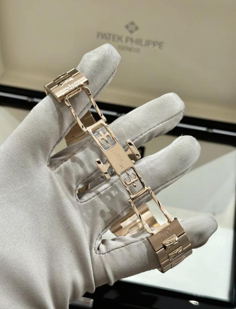 Orologio da uomo Patek Philippe Nautilus 5712 in oro rosa con quadrante marrone, fasi lunari e riserva di carica, movimento automatico meccanico complicato