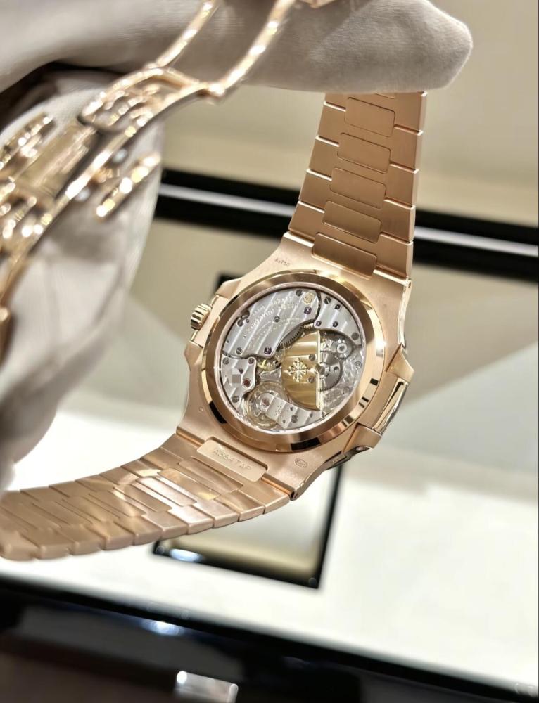 Orologio da uomo Patek Philippe Nautilus 5712 in oro rosa con quadrante marrone, fasi lunari e riserva di carica, movimento automatico meccanico complicato