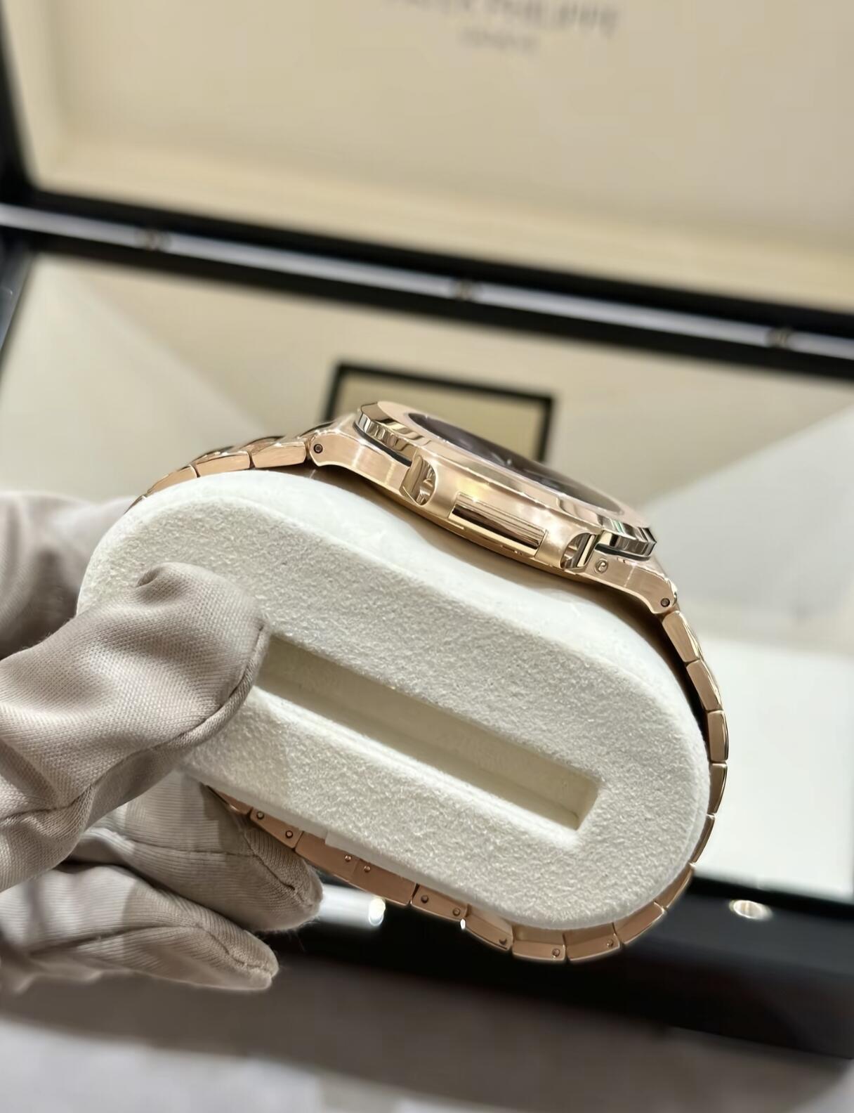 Orologio da uomo Patek Philippe Nautilus 5712 in oro rosa con quadrante marrone, fasi lunari e riserva di carica, movimento automatico meccanico complicato